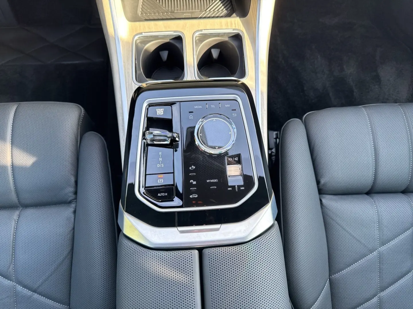 750e xDrive M Sport|TV-Fond-Entertainment