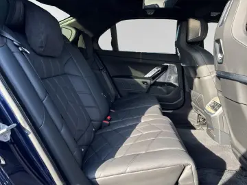 750e xDrive M Sport|TV-Fond-Entertainment