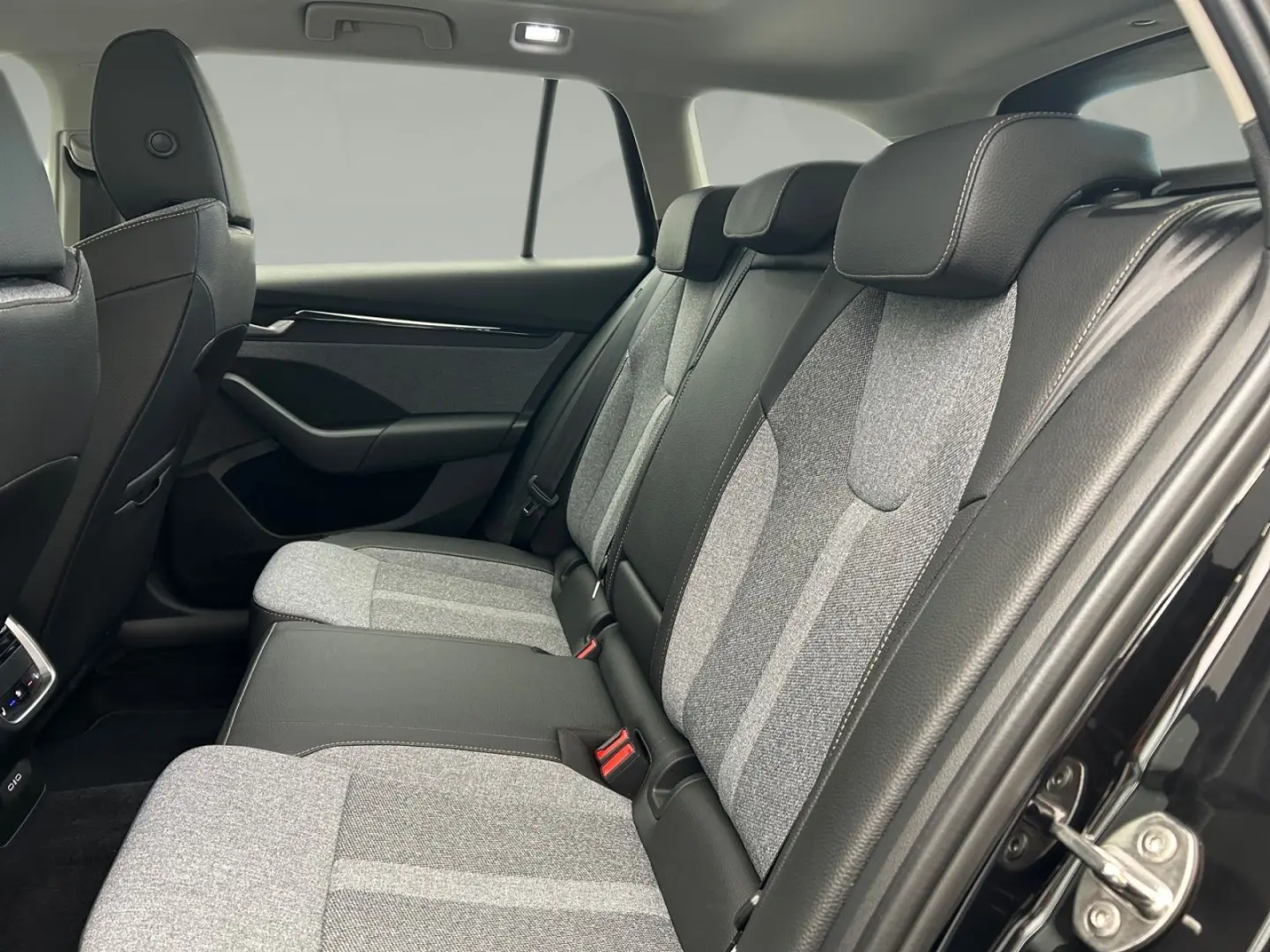Octavia Combi 2.0 TDI Selection DSG*Pano*LED*Vir