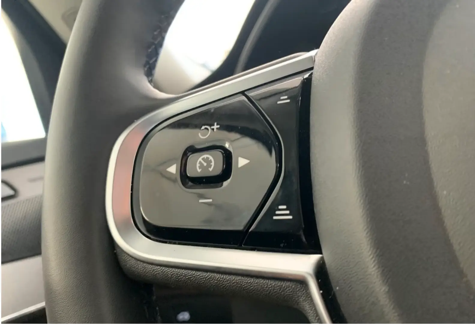 Volvo XC60 RDesign Expr., AHK, LED, Kam