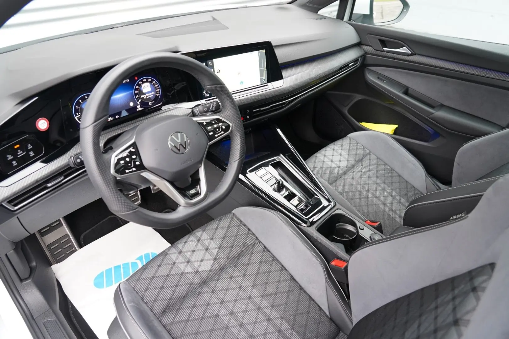 Golf VIII R-Line eTSI DSG PANO KEYLESS LED GARAN