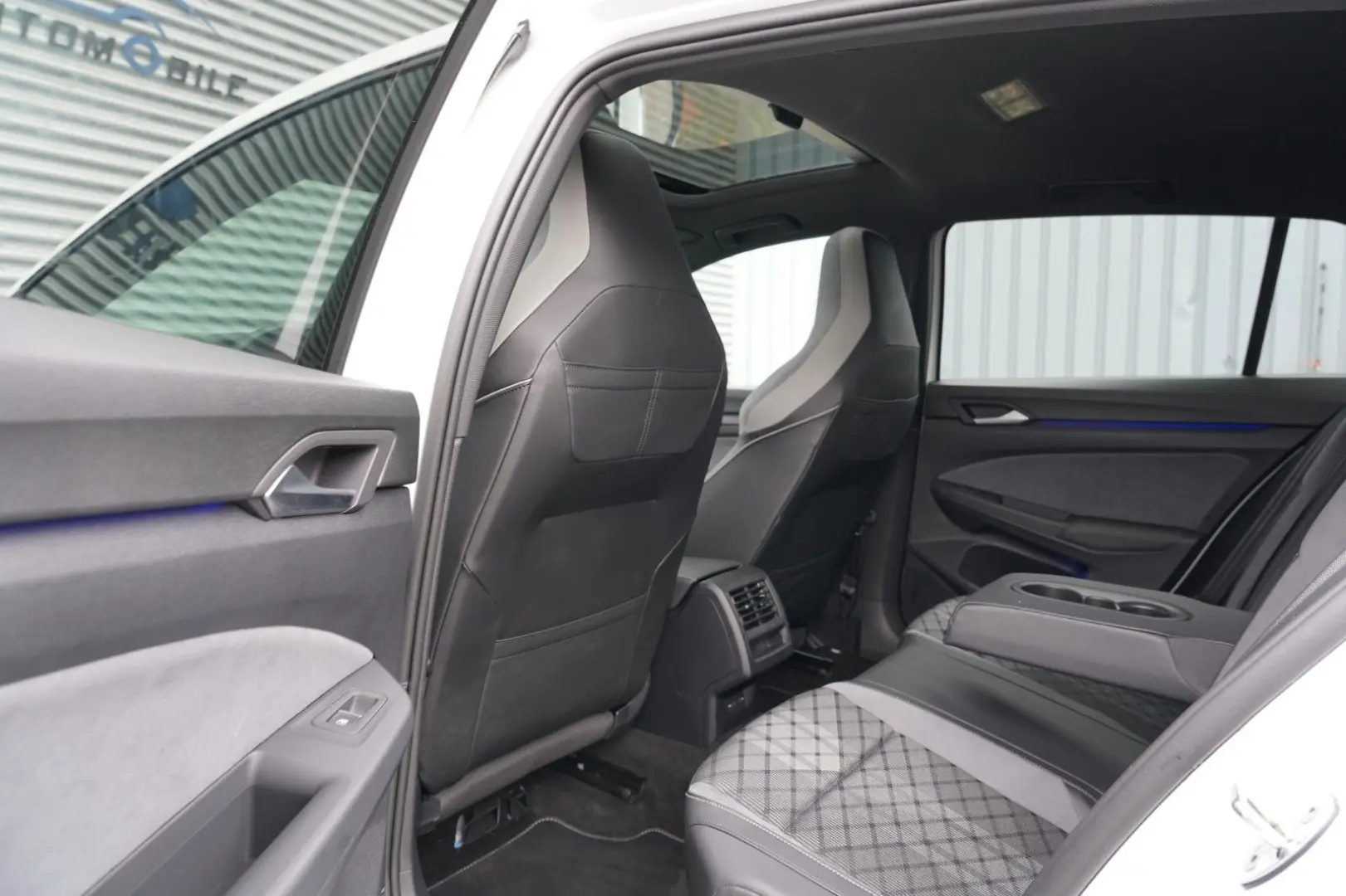 Golf VIII R-Line eTSI DSG PANO KEYLESS LED GARAN