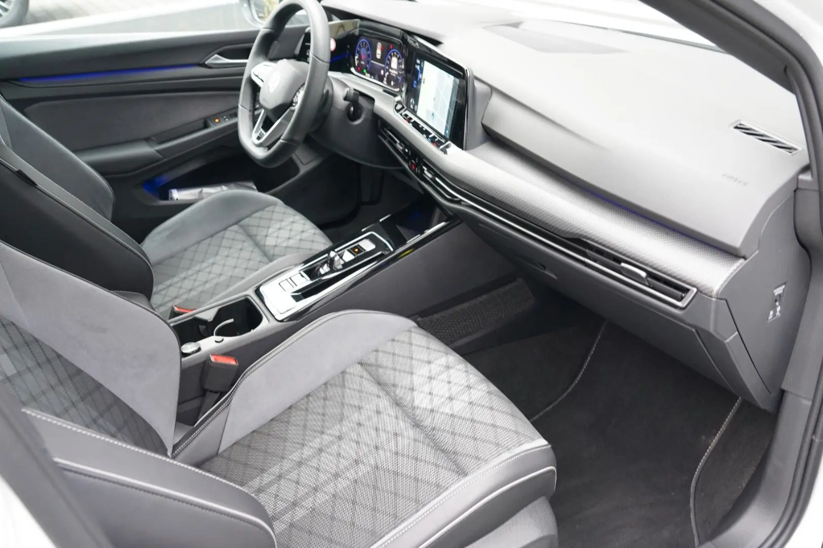 Golf VIII R-Line eTSI DSG PANO KEYLESS LED GARAN