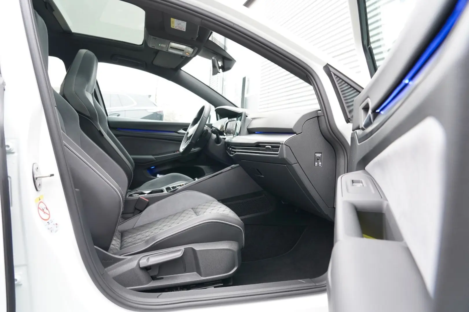 Golf VIII R-Line eTSI DSG PANO KEYLESS LED GARAN