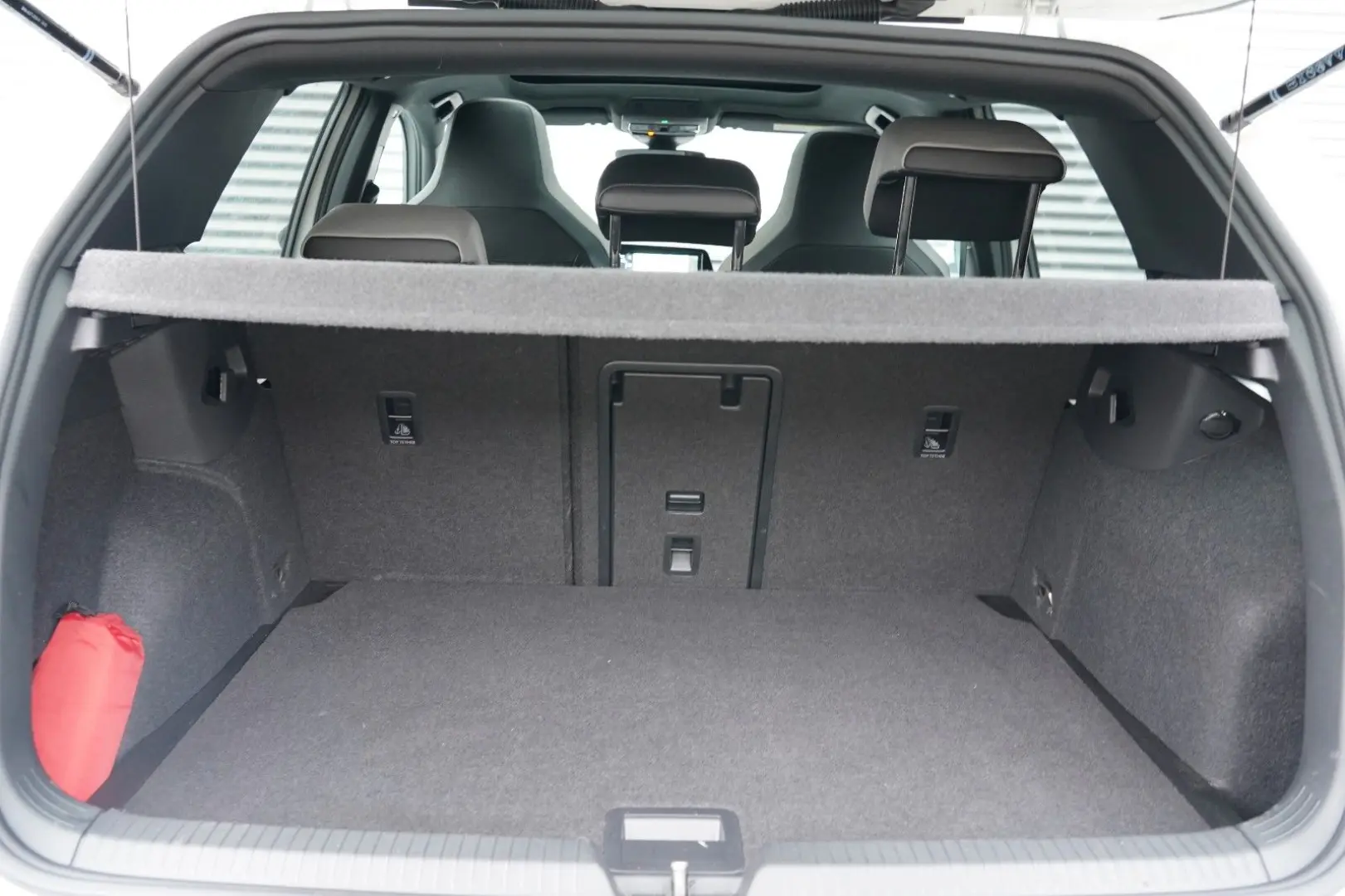 Golf VIII R-Line eTSI DSG PANO KEYLESS LED GARAN