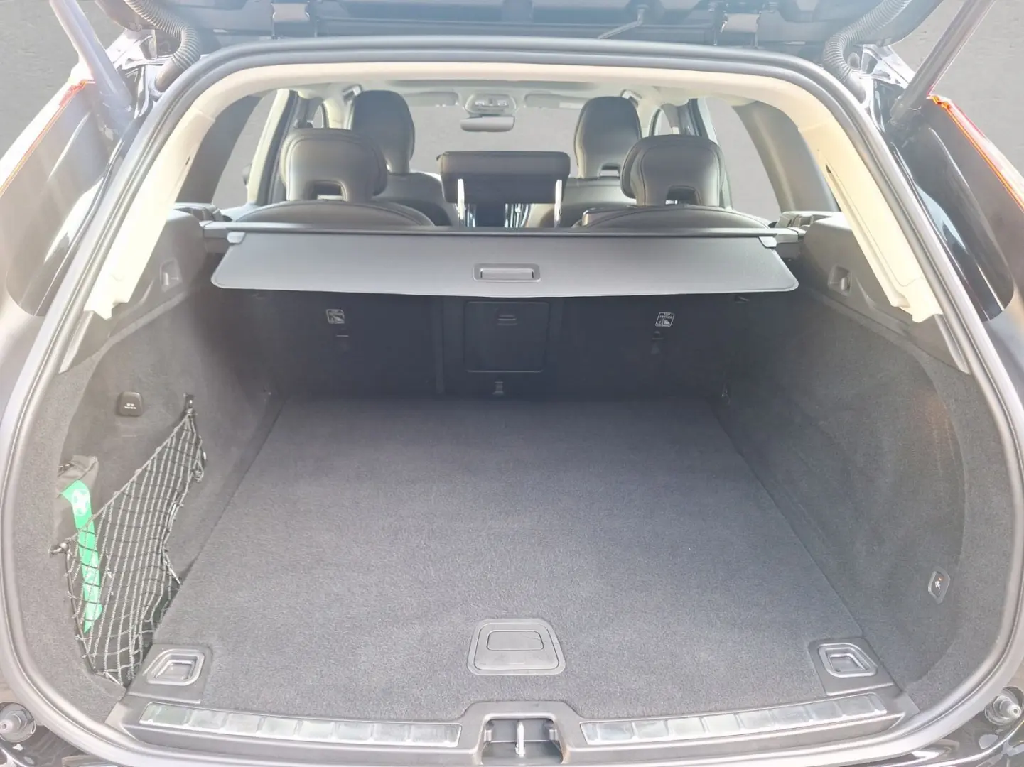 XC60 B4 B Plus Dark AHK PANO LEDER PDC