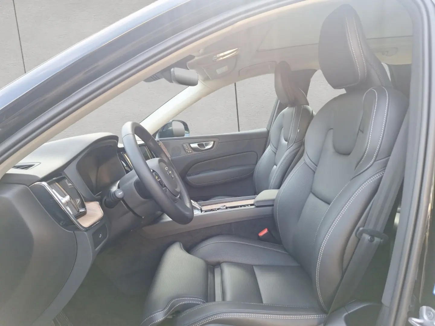 XC60 B4 B Plus Dark AHK PANO LEDER PDC