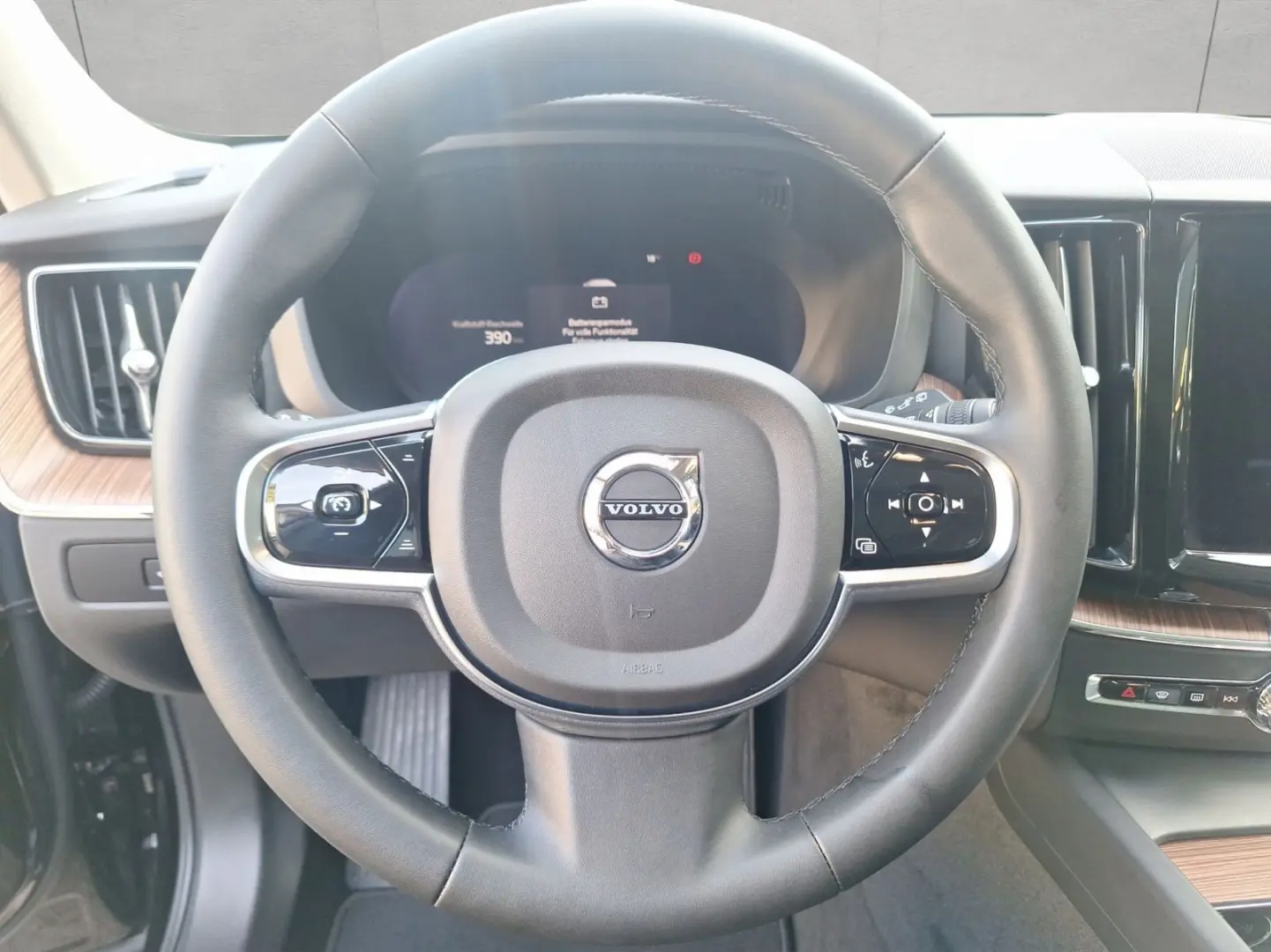 XC60 B4 B Plus Dark AHK PANO LEDER PDC