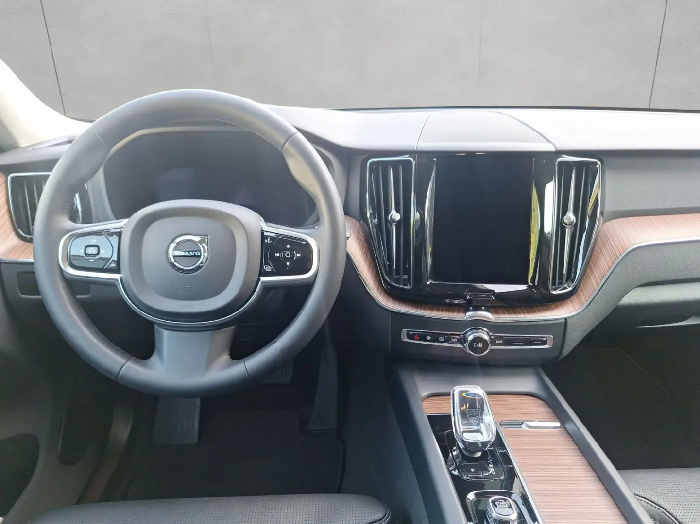 XC60 B4 B Plus Dark AHK PANO LEDER PDC