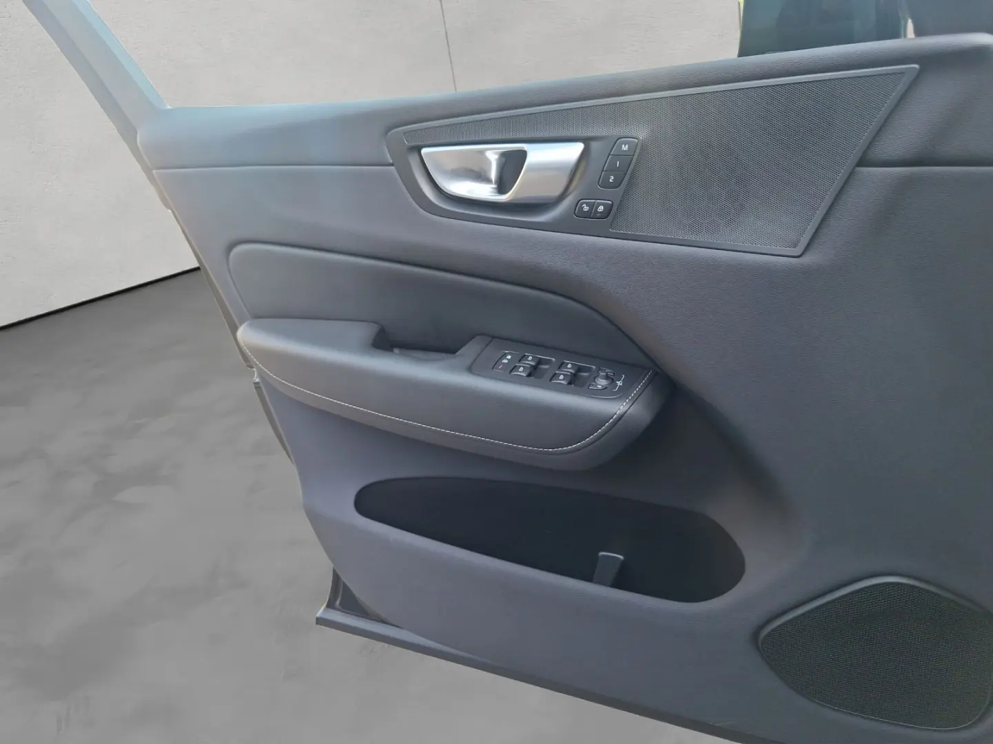 XC60 B4 B Plus Dark AHK PANO LEDER PDC