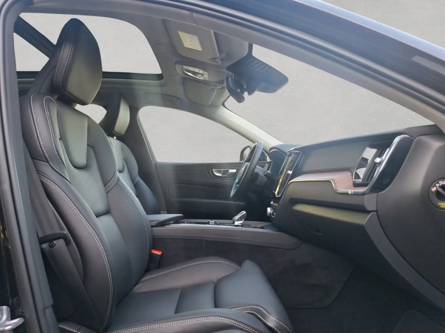 XC60 B4 B Plus Dark AHK PANO LEDER PDC
