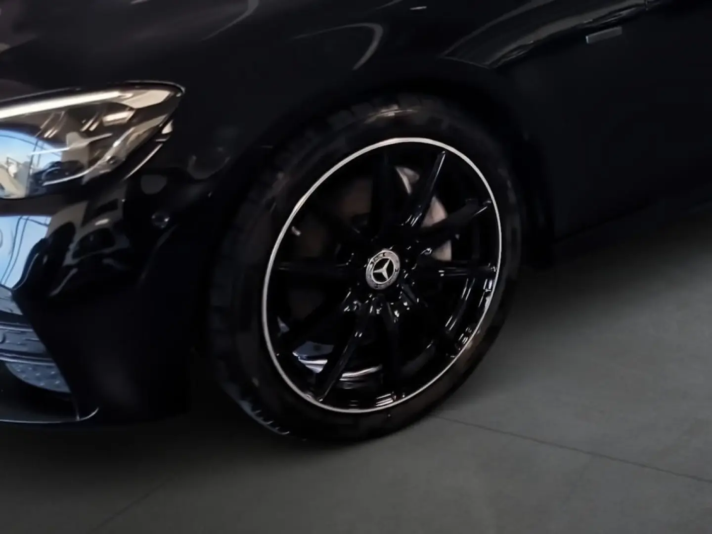 E 220 d AMG+MBUX+DISTR+NIGHT+AMBIENTE+KAMERA+AHK
