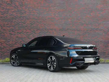 M760e xDrive *SkyLounge*Individual*B&W*
