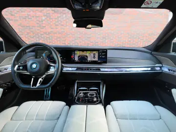 M760e xDrive *SkyLounge*Individual*B&W*