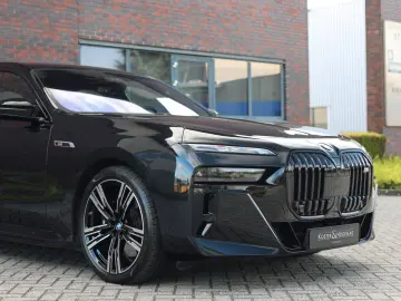 M760e xDrive *SkyLounge*Individual*B&W*