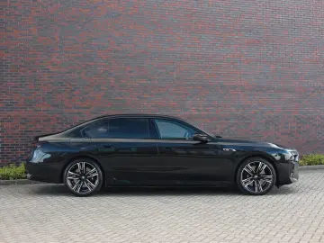 M760e xDrive *SkyLounge*Individual*B&W*