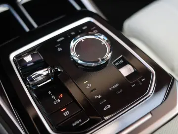 M760e xDrive *SkyLounge*Individual*B&W*