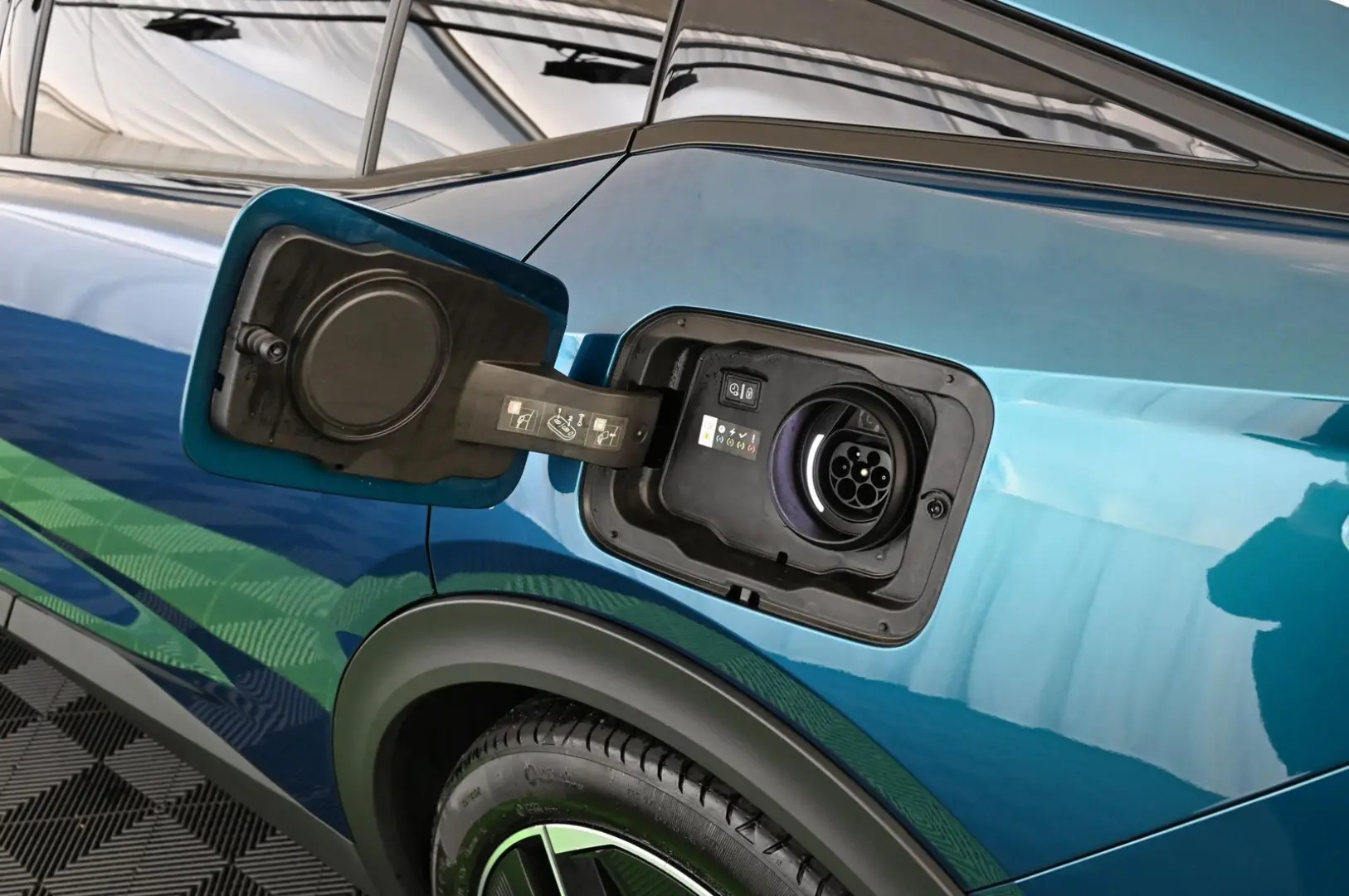 408 1.6 180 PHEV e-EAT8 GT LED/NAV/LEDER/PANO/19