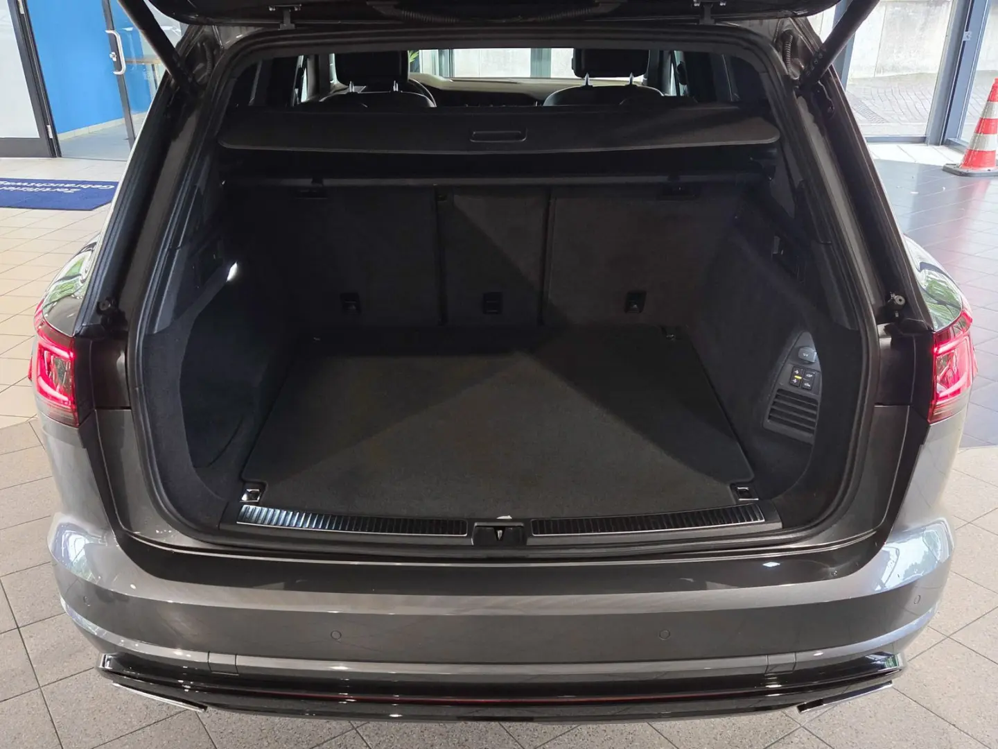 Touareg 3.0 V6 TDI R-Line 4Motion DSG Pano AHK M