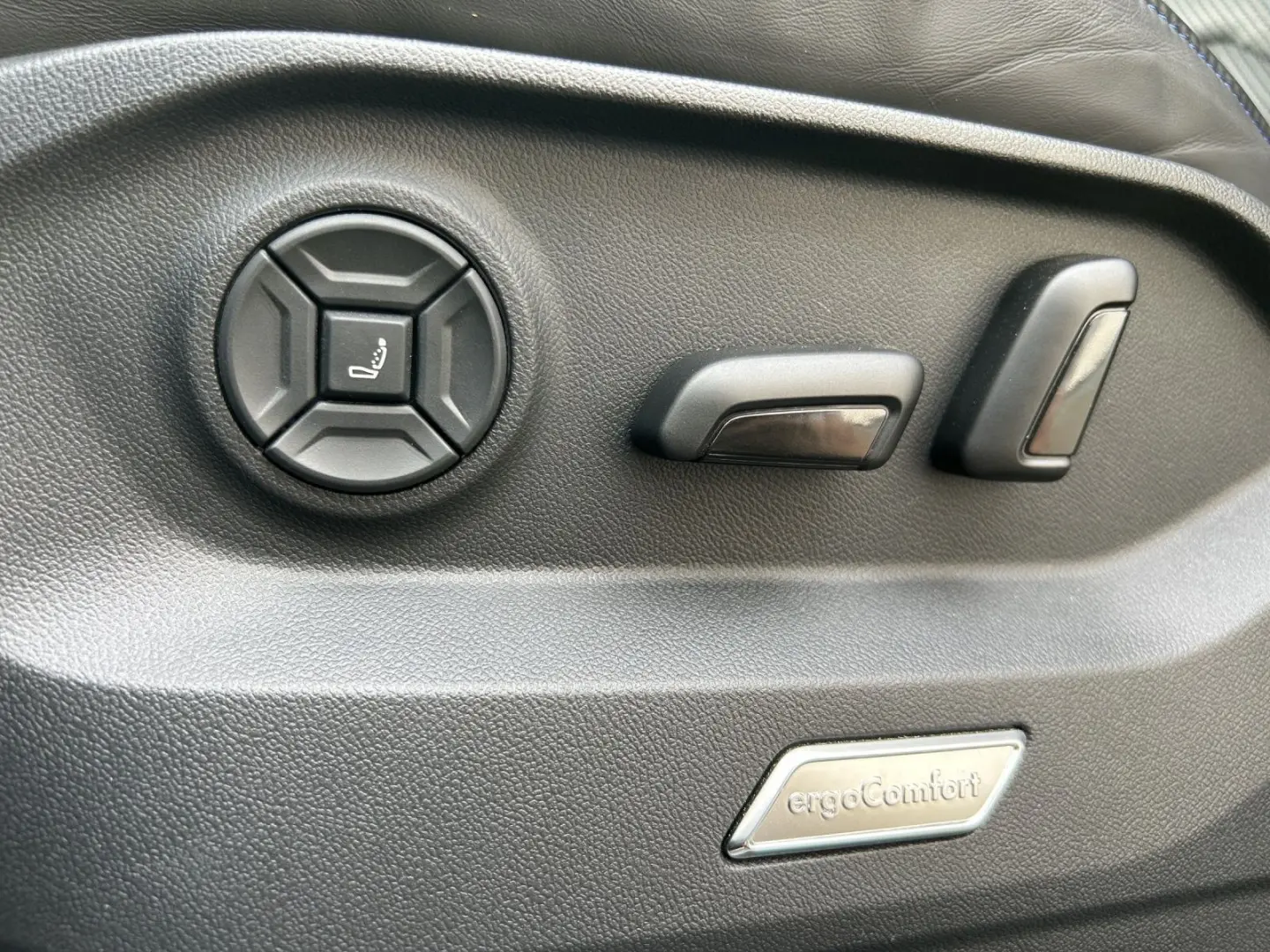 Touareg 3.0 TSI eHybrid R-Line 4M AHK Luft Pano