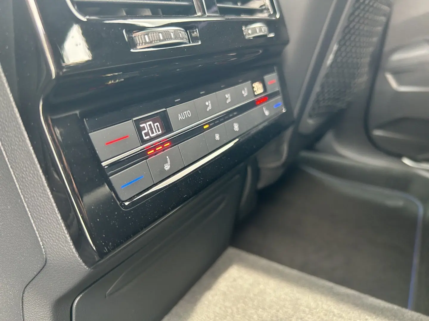 Touareg 3.0 TSI eHybrid R-Line 4M AHK Luft Pano