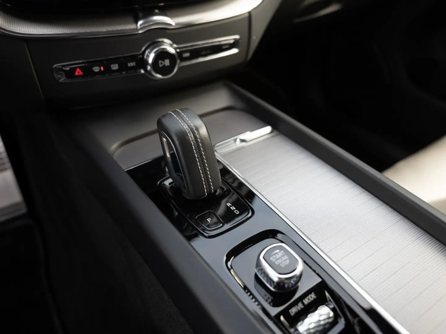 XC60 B4 AWD aus Erstbesitz KAMERA NAVI AHK LED