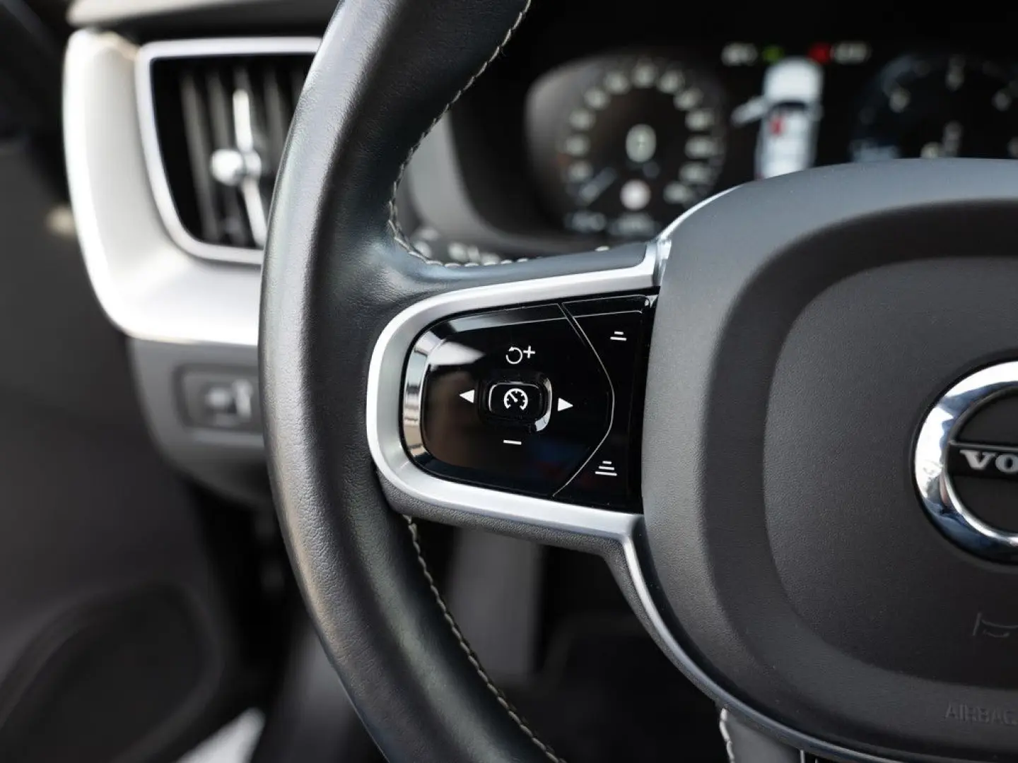 XC60 B4 AWD aus Erstbesitz KAMERA NAVI AHK LED