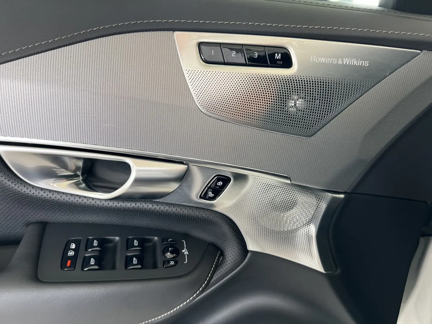 XC90 T8 Plus Bright Recharge AWD FourC AHK B&W