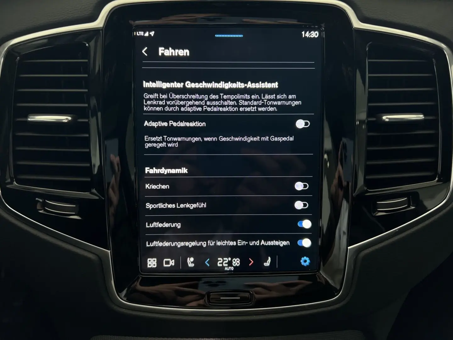 XC90 T8 Plus Bright Recharge AWD FourC AHK B&W