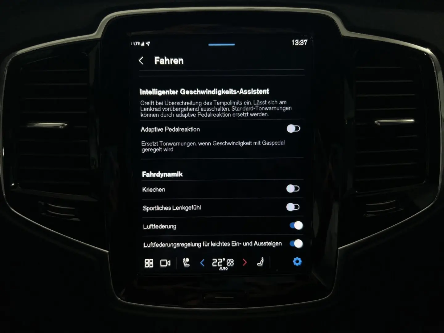 XC90 T8 Plus Bright Recharge AWD FourC AHK B&W