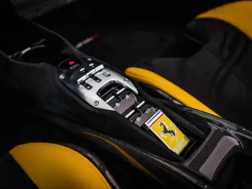 SF90 Spider Giallo Modena