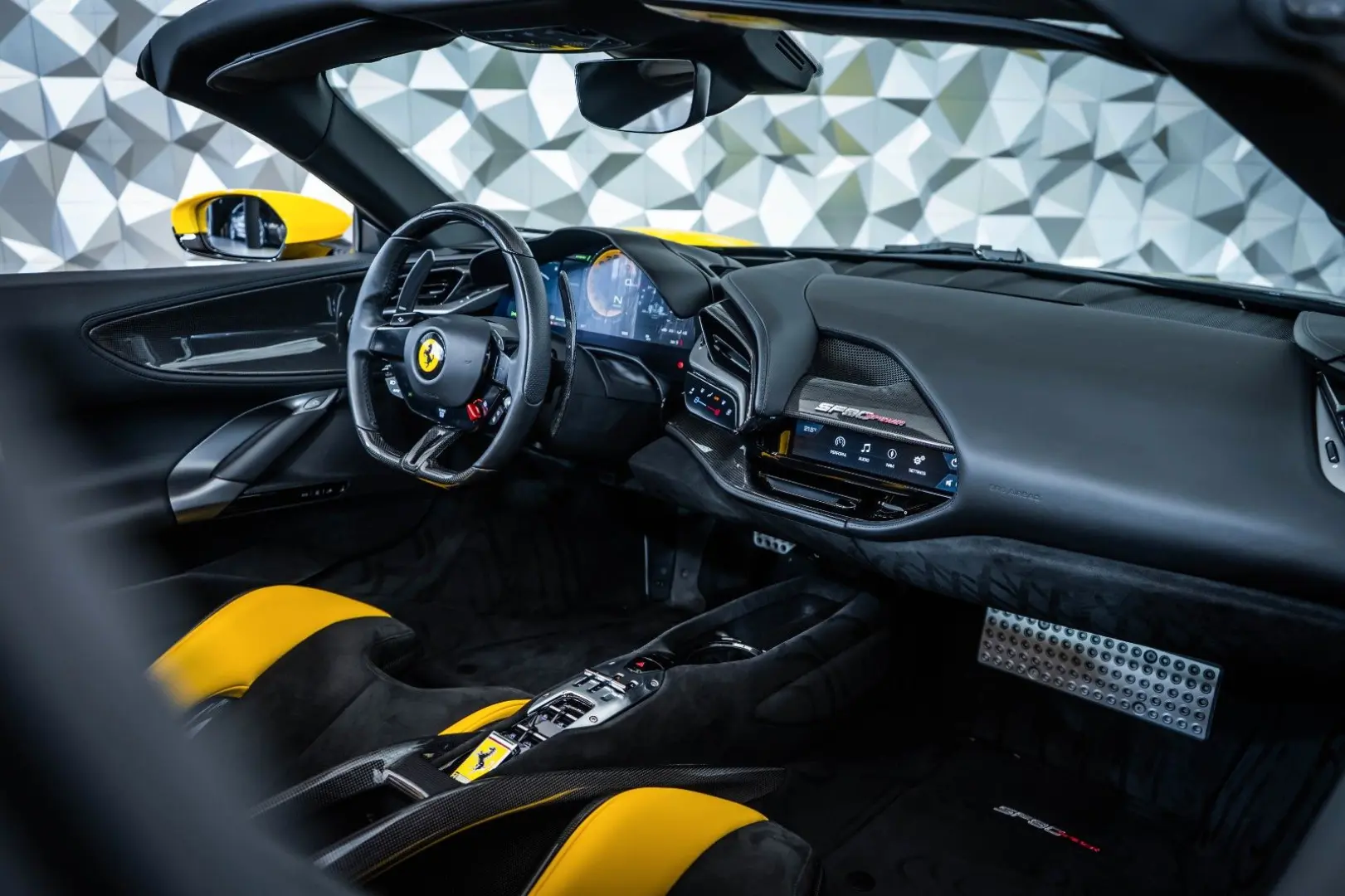 SF90 Spider Giallo Modena