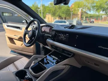 Cayenne Turbo E-Hybrid SportDesign PCCB PDCC