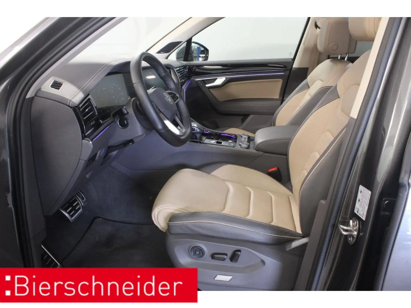 Touareg 3.0 TDI 2x R-Line 21 PANO AHK STAND