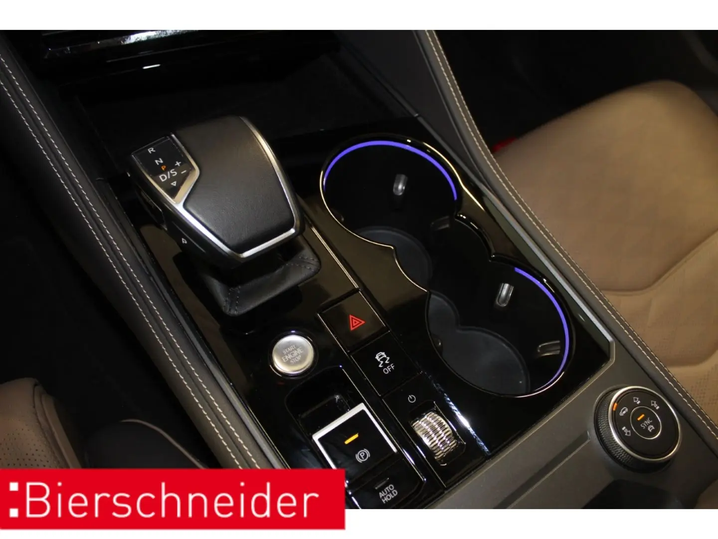 Touareg 3.0 TDI 2x R-Line 21 PANO AHK STAND