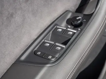 Q8 50TDI quattro S line LASER NAVI AHK STANDHZ