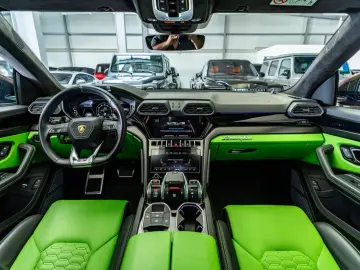 Urus 4.0 V8 / Vernice Opaca/ Pano / Prod:05.2022