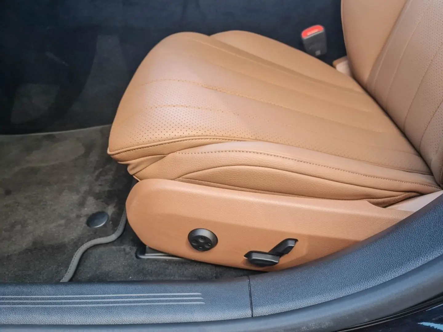 E 300 de Limousine mit EQ Hybrid Technologie