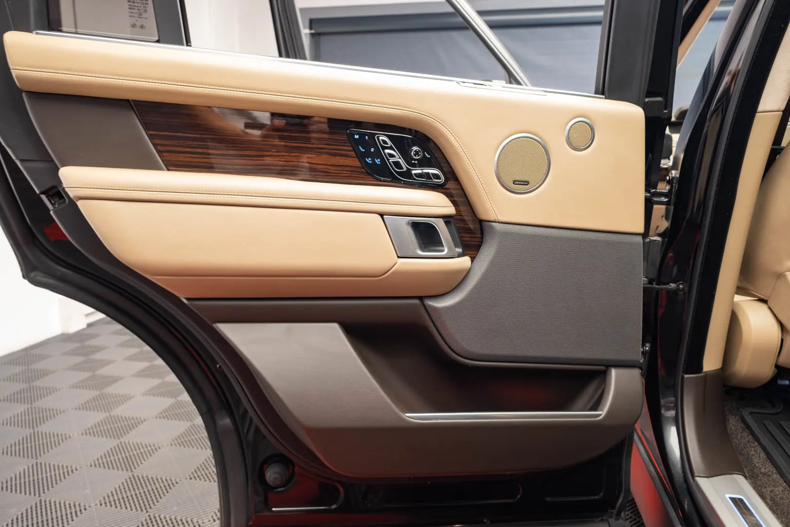 Range Rover 3L diesel Long Autobiography