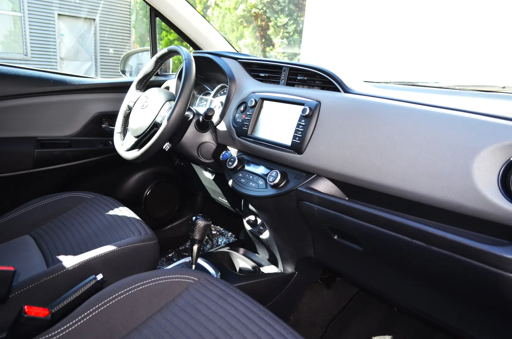 TOYOTA YARIS HYBRID