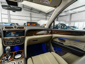 Bentayga 4.0 V8 Azure EWB/New Model