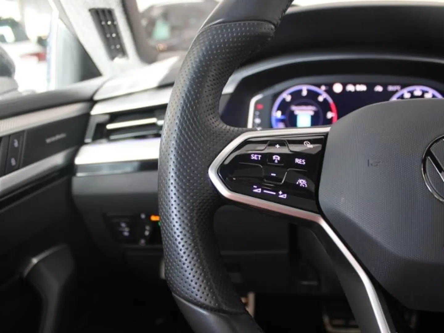 Arteon 2.0 TDI R-Line 4Motion +HUD+ACC+360°