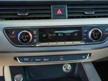 AUDI A4 quattro