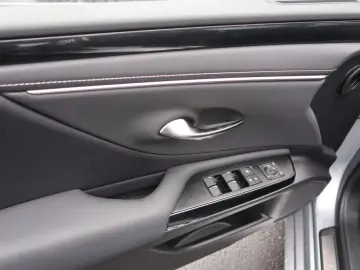 Lexus ES 300h Limited Edition
