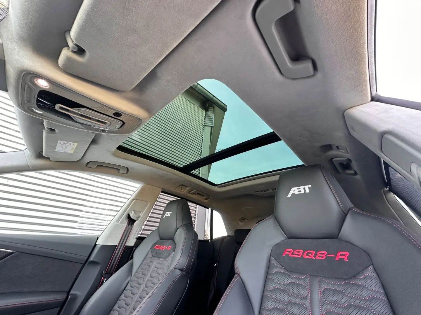 RSQ8 R ABT 740PS 1OF 125 Siambeige