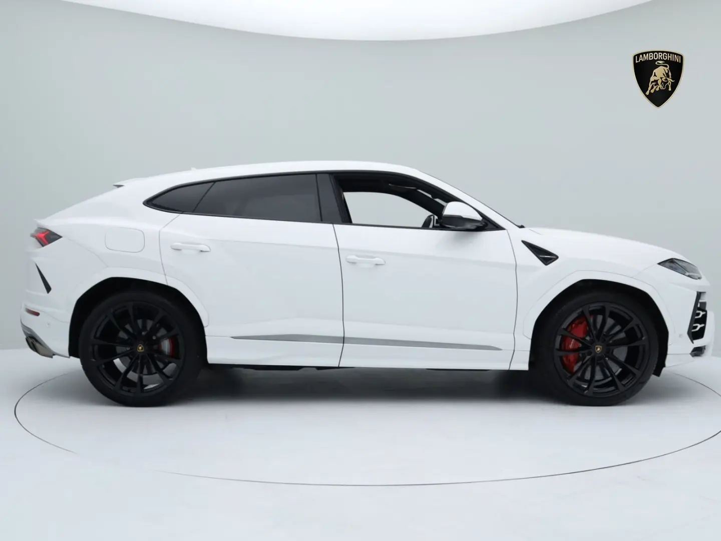 Urus MY22 I AKRAPOVIC I PANO I 23