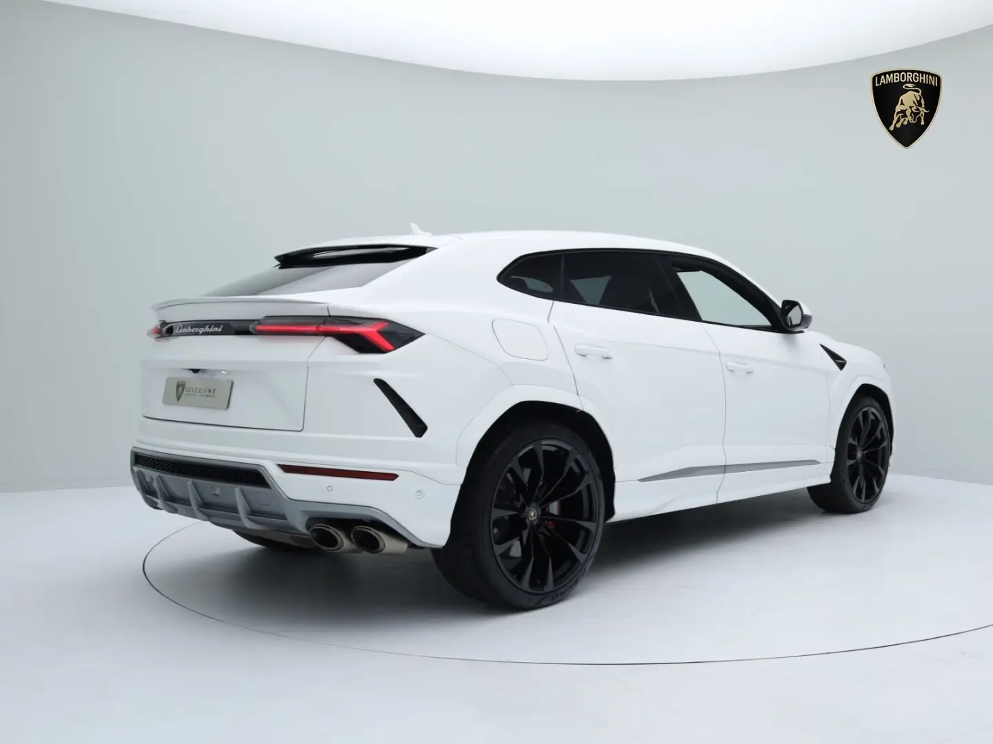 Urus MY22 I AKRAPOVIC I PANO I 23