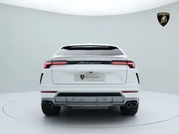 Urus MY22 I AKRAPOVIC I PANO I 23