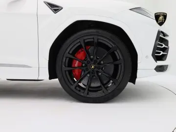 Urus MY22 I AKRAPOVIC I PANO I 23