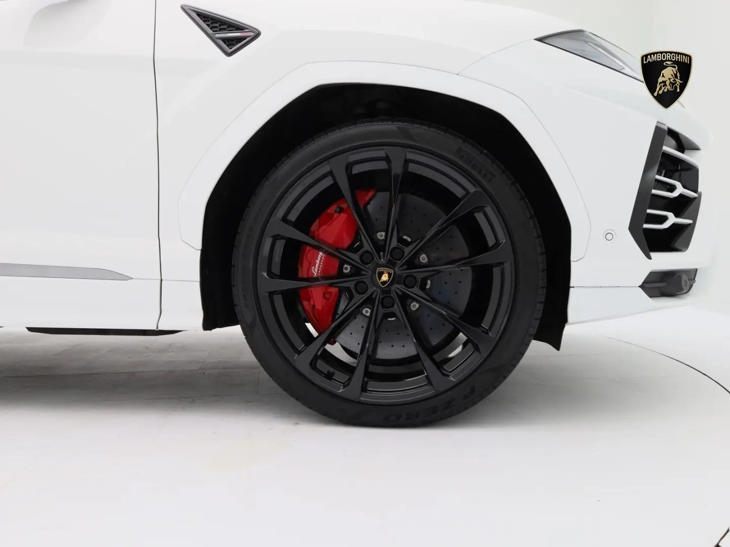 Urus MY22 I AKRAPOVIC I PANO I 23